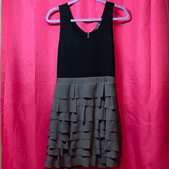 FOREVER 21 BLACK & GRAY RUFFLE DRESS SIZE M - Picture 2 of 10